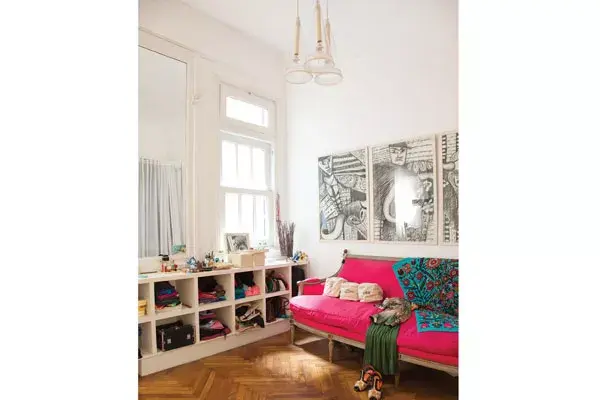 En el estar, sofá estilo Luis XVI fucsia (Casa Didot) en contraste con almohadones súper modernos