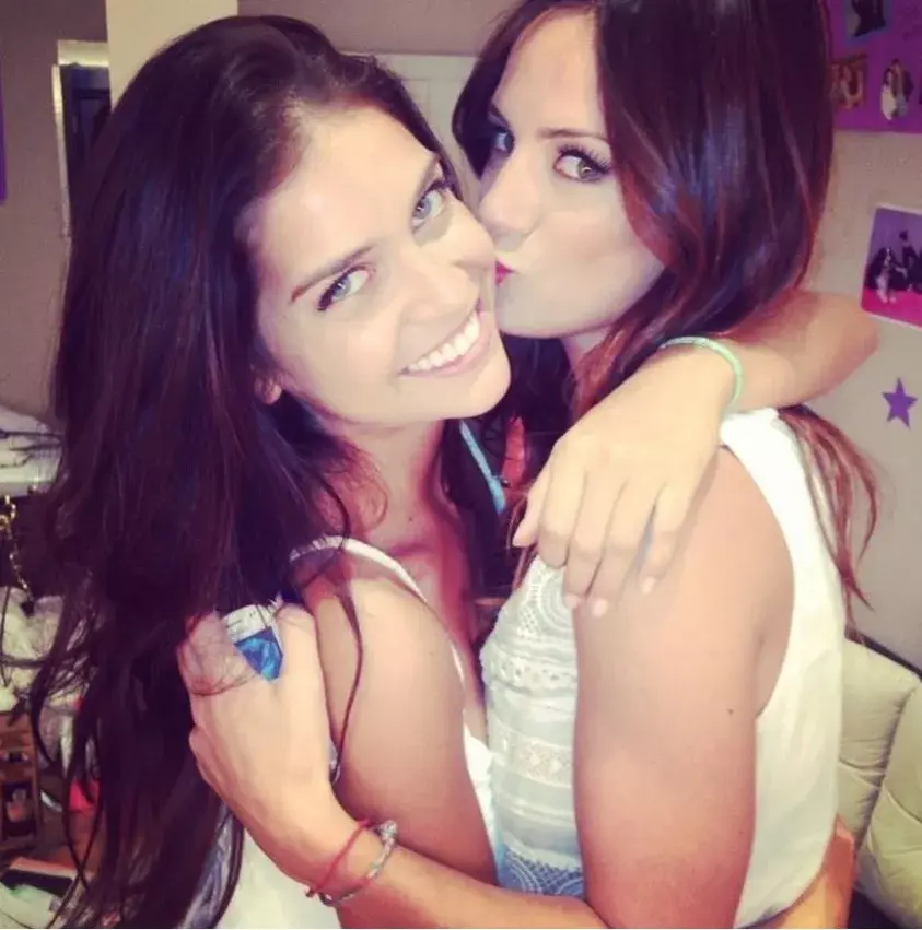 Con una de sus mejores amigas, Paulita Chavez, otra twittera fan