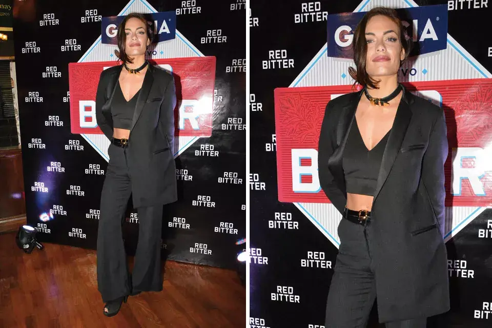 Emilia Attias apeló al look total black: blazer tres cuartos, crop top y pantalón Oxford; ¿Qué opinás de su elección?