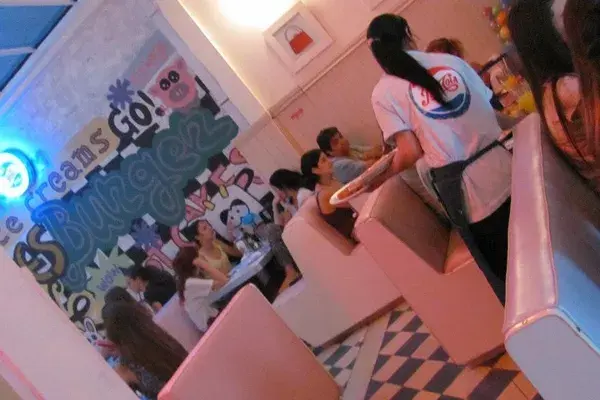 En vaso típico de merendero americano, tomate un licuado de banana en Muu Lechería de Palermo