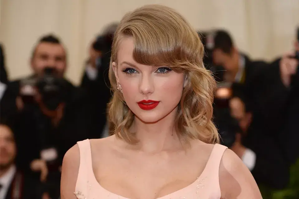 Taylor Swift le agregó movimiento a su corte de pelo y acompañó con labios en rojo