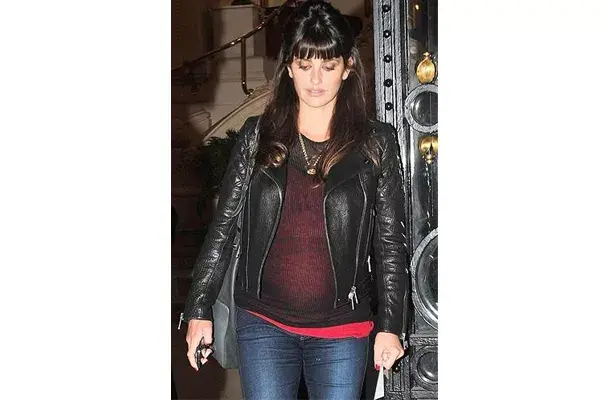 Penélope Cruz, bien cómoda y canchera con unos jeans elastizados y campera de cuero
