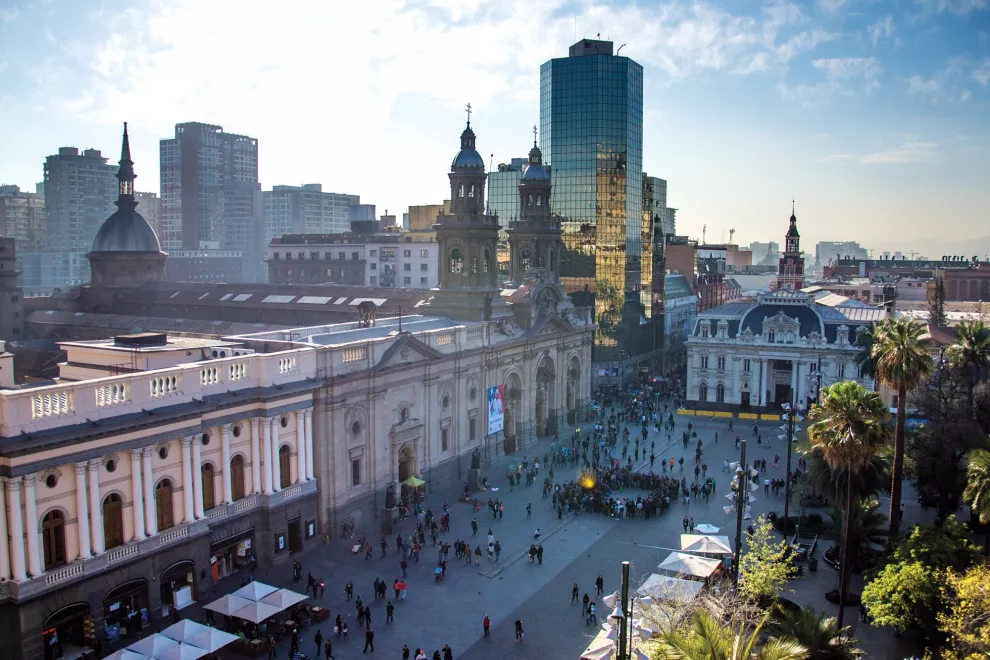 El centro de Santiago vibra con la intensidad de muchas de las capitales de América Latina