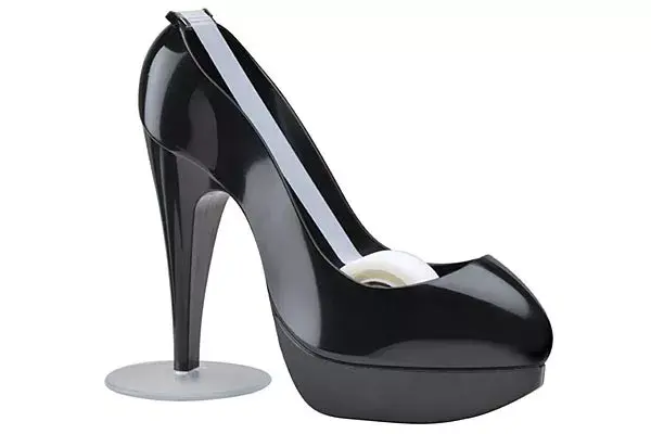 Cinta adhesiva en un zapato con taco, para un escritorio bien femenino