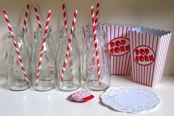Sorbetes de papel, botellas de vidrio y envases de pop corn para un festejo con mucho color