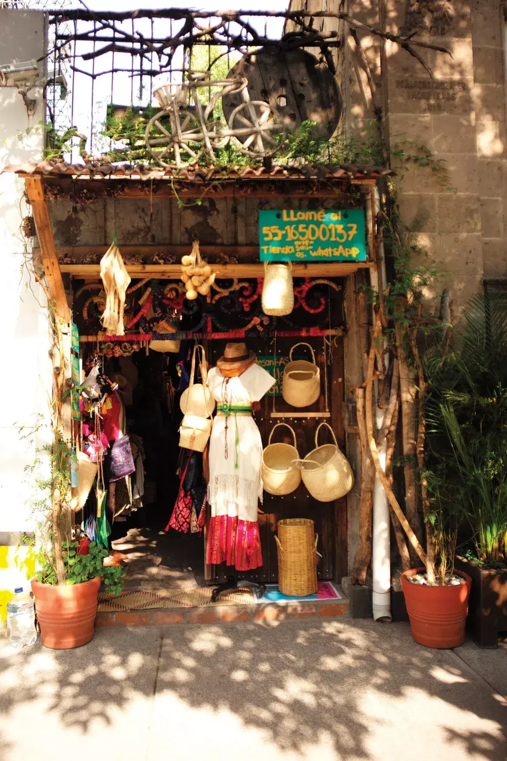 En La Roma se pueden encontrar pequeños locales con objetos típicos realizados por artesanos locales.