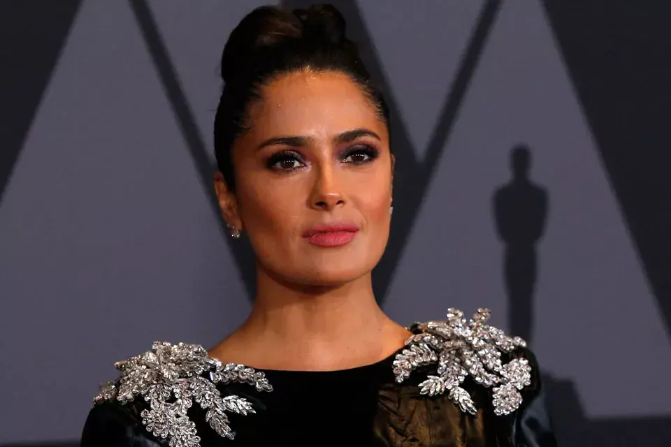 Salma Hayek con un chignon bien alto y tirante. Un look prolijo y bien glamoroso