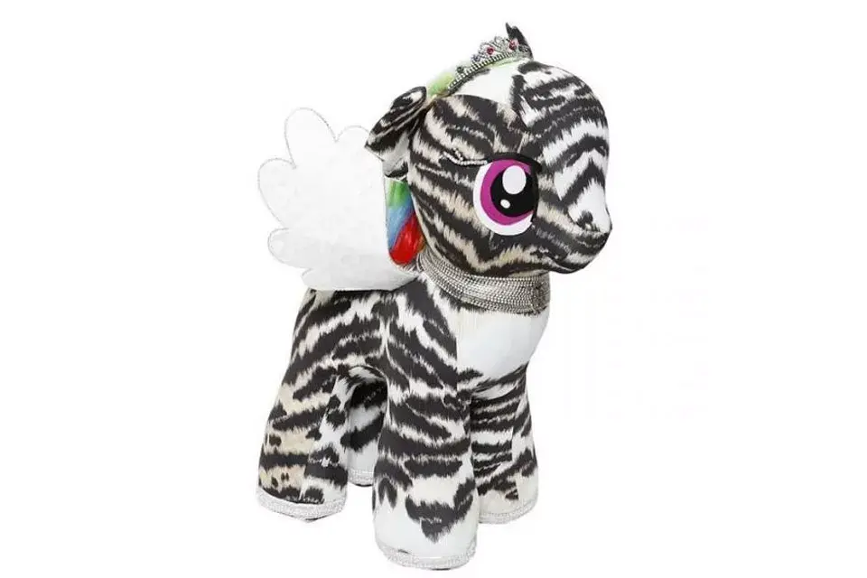 Roberto Cavalli imprimió su estilo con estampado de cebra, pelo de colores y una tiara de diamantes