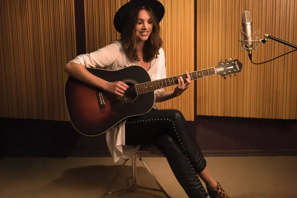 Sombrero (Cher), camisa (Chocolate, $1700), pantalón (Cher), botas (Hush Puppies, $2800)