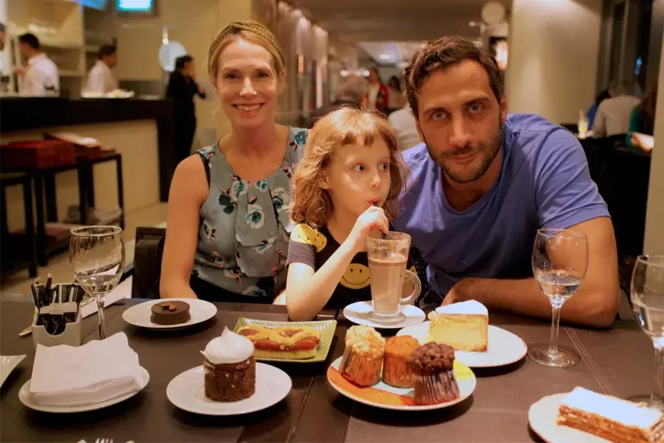 Luciano Cáceres, Gloria Carrá y su pequeña hija Amelia fueron a tomar el té a iCentral Market. ¡Qué rico!