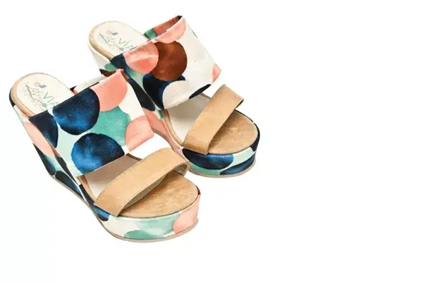Zapatos abotinados (Viamo, $569).