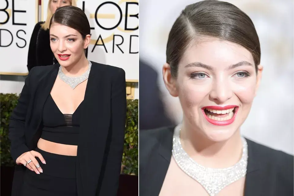 Lorde eligió un recogido tirantísimo con raya al costado. Perfecto con ese collar impactante y los labios en rojo