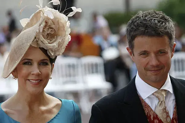 La princesa Mary Donaldon de Dinamarca eligió un tocado con una flor de seda en rosa