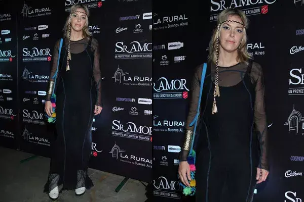 Anita Álvarez de Toledo estuvo en el desfile de Sr. Amor y no pasó por desapercibida. Llevó un vestido largo con transparencias y botas blancas con tachas. ¿Qué te parece el detalle en el pelo?