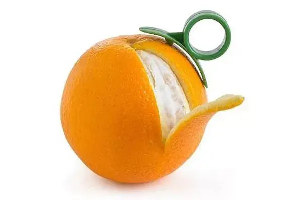 Pelador de cítricos, para los que no quieren desperdiciar fruta. Se coloca el índice en el círculo y se desliza de arriba hacia abajo, presionando ligeramente para separar bien la cáscara