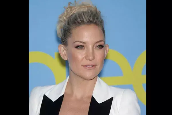 Kate Hudson eligió un recogido con un soberbio batido al frente