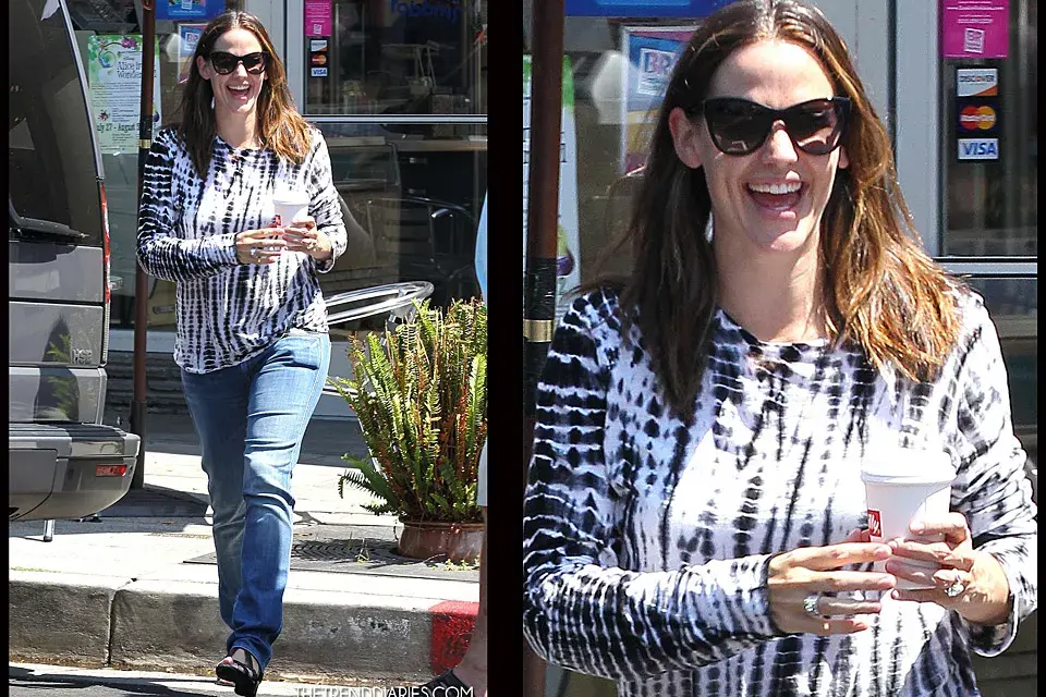 Siempre sonriente, Jennifer Garner optó por un equipo súper cómodo: jeans, sandalias bajas y remera batik; infaltables, los anteojos de sol