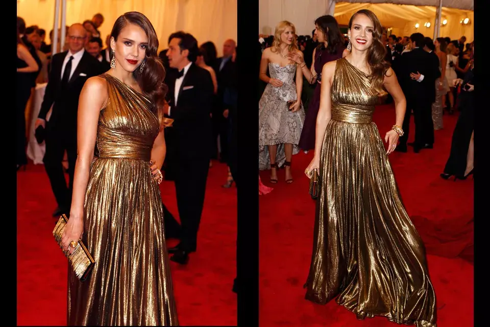 Jessica Alba eligió un vestido de un solo hombro de lamé color bronce de Michael Kors enteramente drapeado