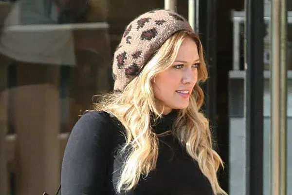 Hillary Duff, con un gorro animal print para un día fresco