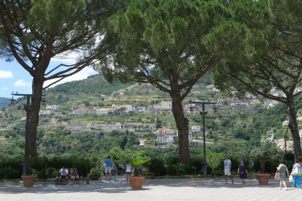 Desde la plaza central se pueden apreciar las vistas panorámicas del pueblo de Ravello salpicadas de verde.