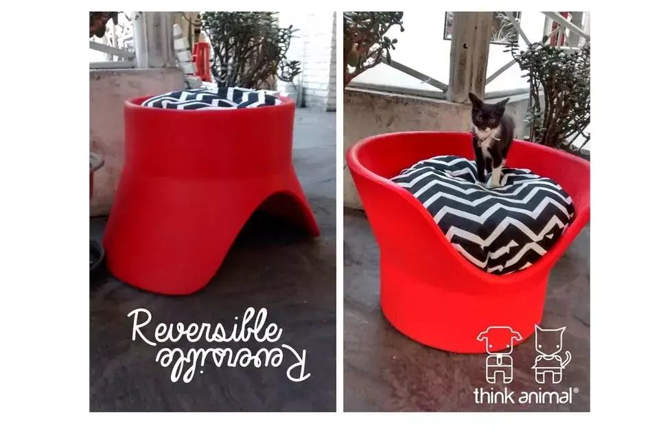 Cama reversible. Para gatos o perros medianos.  Por su diseño, se integra fácilmente con el resto del mobiliario de la casa. $1100 Think Animal.