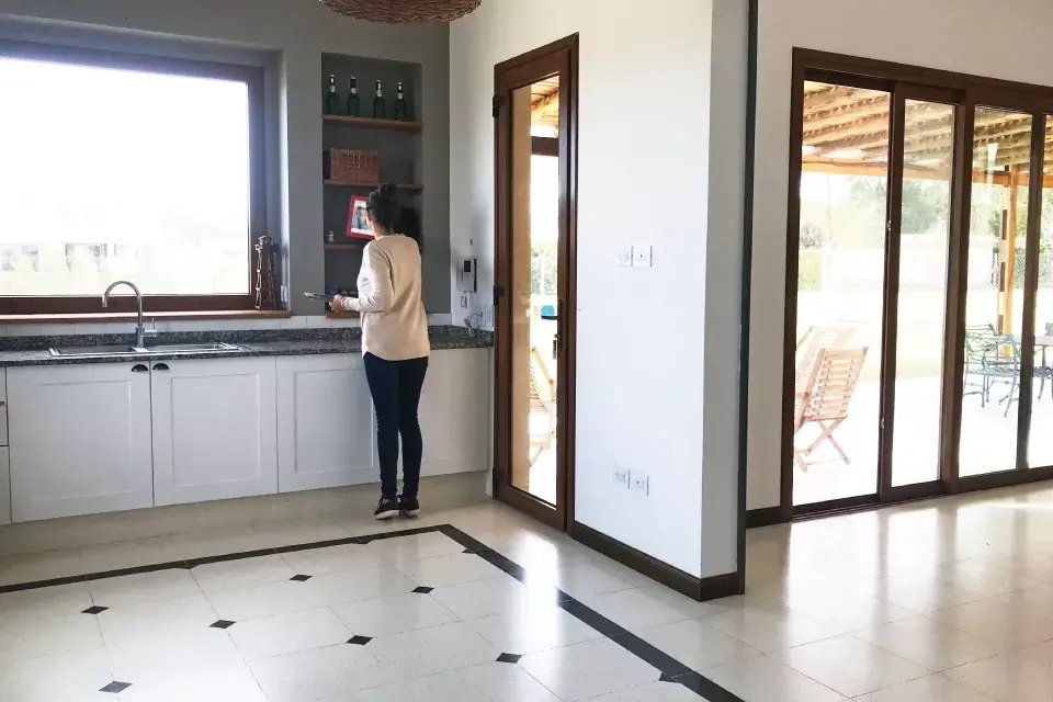 Piso granítico con guarda y tocetos, marca: Blangino – Obra: Estudio Tres Arquitectura