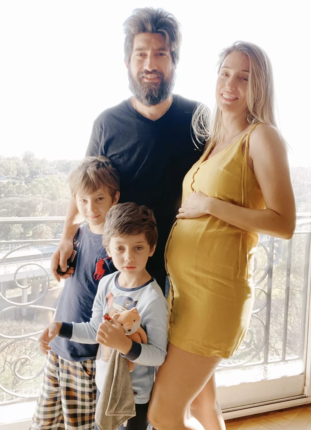 Male en una foto en familia de 2020: con sus dos hijos y el tercero en camino. 