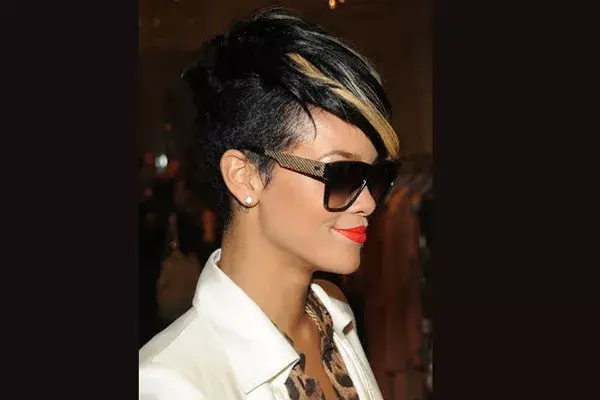 Rihanna es la artista que mejor lleva el estilo ghetto rap. Acá con pelo corto y rapada a un costado. Mirá sus cambios a través de estos años