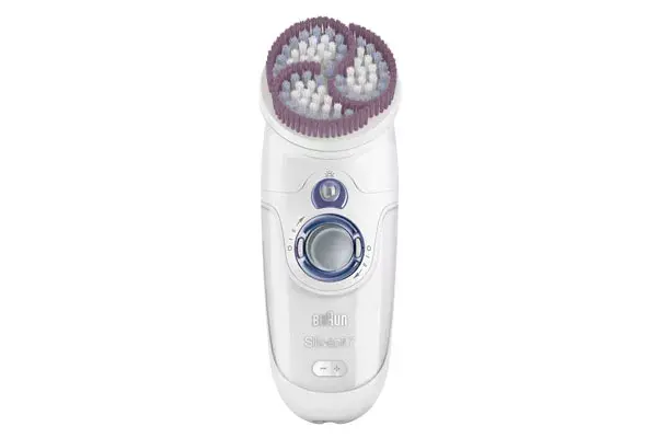 La Silk-épil Wet and Dry depila y exfolia con su cepillo sónico (Braun, $1199)