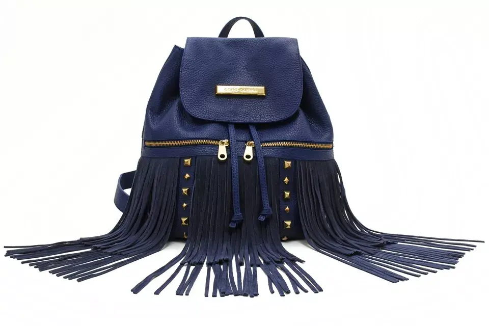 Mochila azul con flecos y tachas, (Carla Danelli $2500)