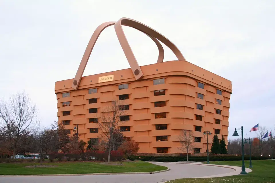 Esta sin duda es una construcción muy original y pertenece a la sede de las oficinas de la compañía Longaberger,  en Ohio, Estados Unidos ¿Qué te parece?