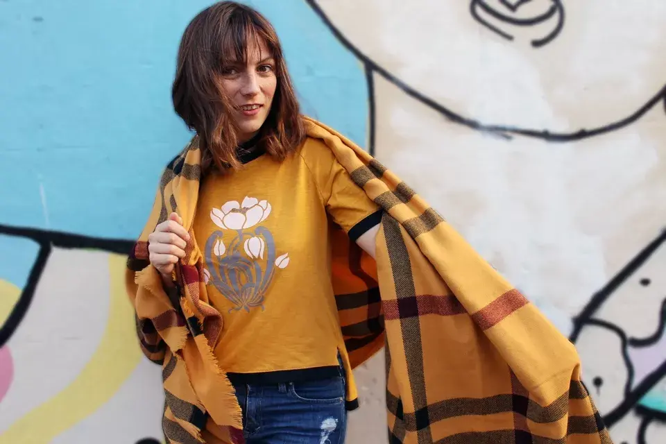 Ruana de Gypsy $670 / Remera de Chai $290 / Zapatos de Katakali $1974