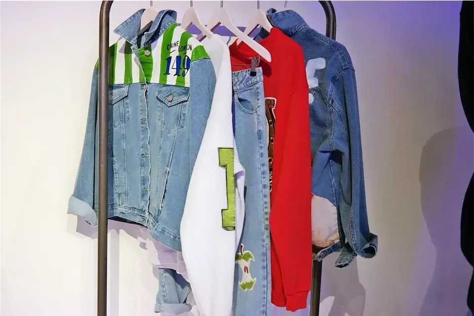 Parches pintados y pines para customizar nuestros outfits