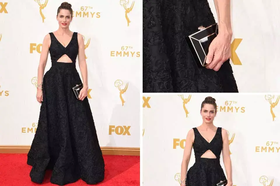 Amanda Peet optó por un traje negro con cut out frontal de la colección Resort 2016 de Michael Kors; ¡divino su clutch!