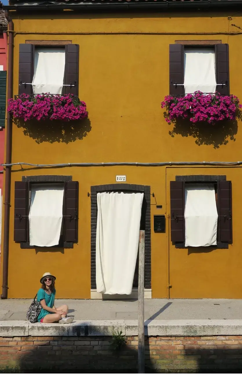 Todas las casas de la isla tienen un color diferente y las combinan con detalles de flores y plantas en sus fachadas.