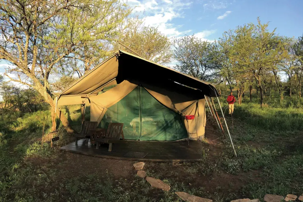 A la noche en la carpa, nos quedamos paralizados, escuchando cómo los animales caminaban y olfateaban alrededor nuestro. A la mañana, supimos que habían sido hienas.