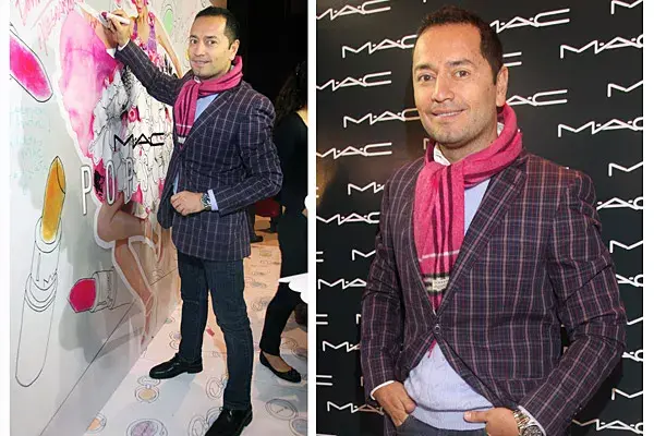 Siempre elegante, Fabián Medina Flores le dio un touch de color a su equipo con su bufanda fucsia