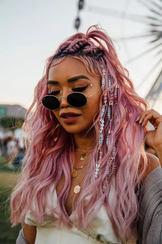 El pelo de colores fue una de las tendencias beauty que más se vio en el festival. El rosa fue uno de los más elegidos y el aquamarina, de la performer Karol G, se llevó todas las miradas. La deco con letras, alfileres de gancho, mostacillas y perlas de colores fue todo un arte.