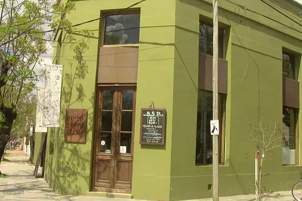 El restaurante, en una esquina del boulevard