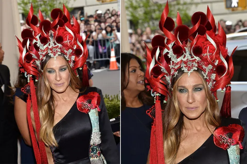 Sarah Jessica Parker se jugó con un tocado fogoso de Philip Treacy. Acertado para la temática de la gala, pero no muy favorecedor. ¿Qué opinan?