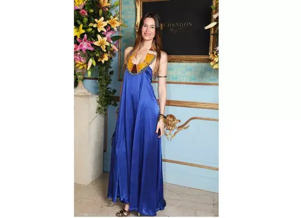 Dolores Barreiro con un vestido con aires étnicos