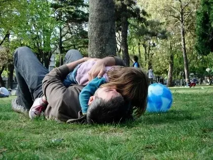 Jugando a la pelota con el papá