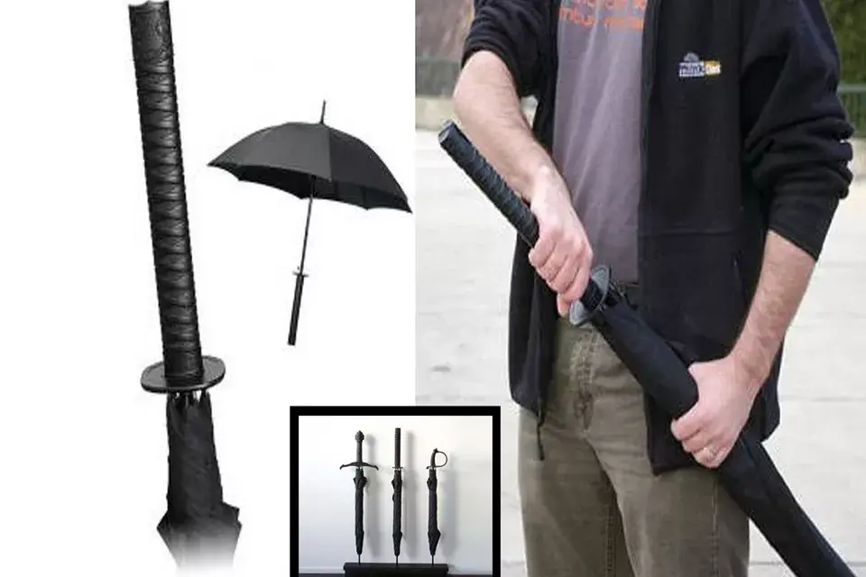¡Sables y espadas para todos! ¿Qué te parecen estos paraguas para los que sueñan con batirse a duelo en cualquier esquina?
