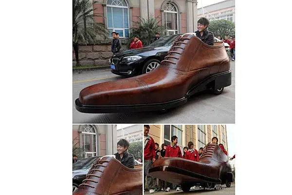 Un auto a batería en forma de zapato, una opción para promocionar una empresa de calzado