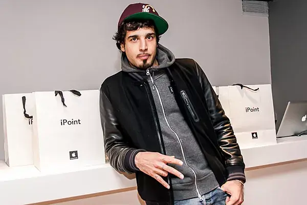 Dante Spinetta, con look deportivo, no se perdió la inauguración de iPoint en Barrio Norte