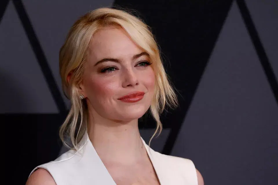 Emma Stone con un recogido despeinado que le quedaba espectacular. Esta tendencia de pelo sigue en pie.
