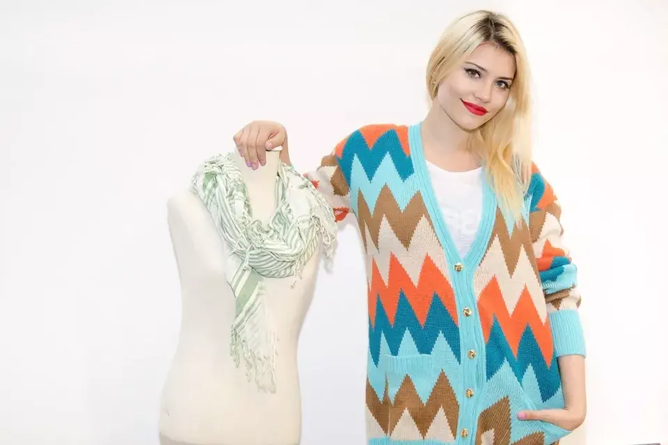 Eva de Dominici cambió su look y se tiñó de rubia. La actriz sorprendió con su nuevo color de pelo en Deluxebuys.com ¿Cómo te gusta más? ¿Rubia o morocha?