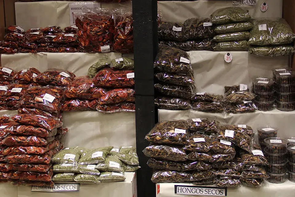 Tomates y hongos secos, por cantidad