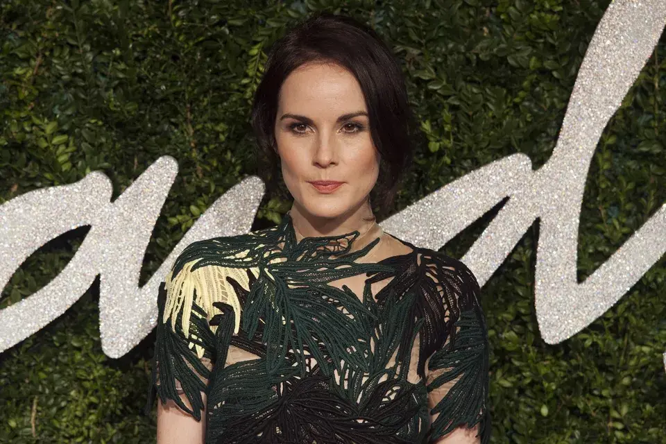 Michelle Dockery, la protagonista de la exitosa serie Downton Abbey, se hizo un recogido con ondas suaves y un make up perfecto