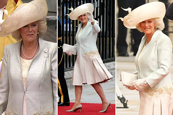 Muy elegante, Camilla Parker Bowles eligió un conjunto que combinaba colores pastel: celeste, rosa y crema; la falda se destacó por los tablones